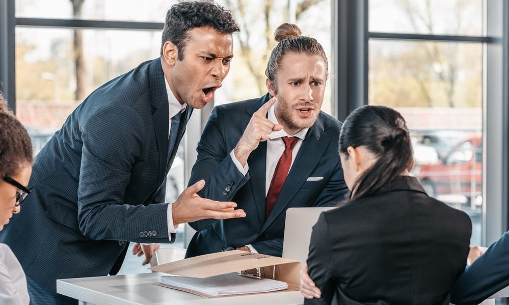 針對某人英文Target someone 職場霸凌與針對性批評的說法