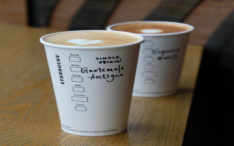 星巴克焦糖拿鐵好喝嗎？熱量糖分資訊與客製化點餐攻略