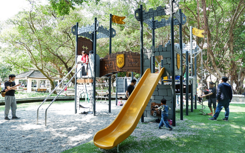 公園遊樂設施英文 playground equipment 溜滑梯 盪鞦韆
