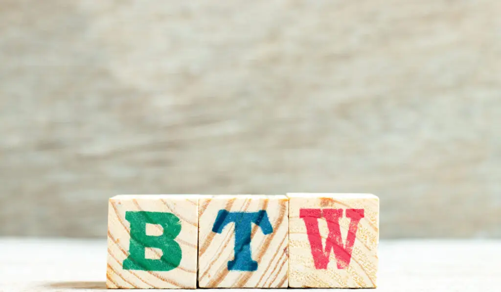 順帶一提英文By the way 口語與書信中切換話題的用法