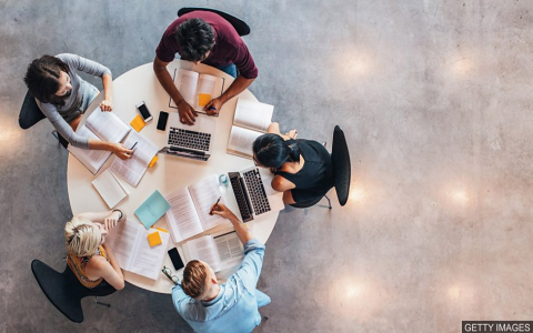 對我而言英文句型 in my opinion與from my perspective比較